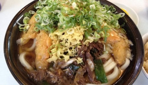 「牧のうどん」は博多のソウルフード。鰹と昆布の利いたダシを吸って麺が増える！