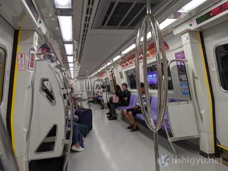 MRT空港線は日本メーカーがつくったシステムなので、見た目や乗り心地は日本の電車と同じ