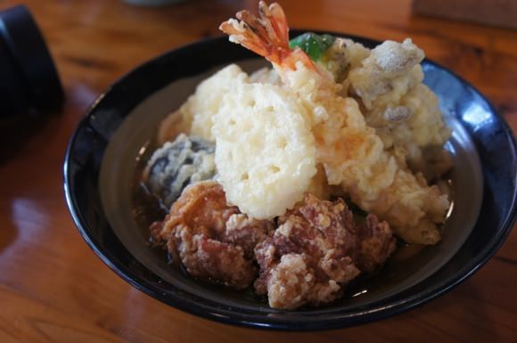 高知のうどん店「いろりや」