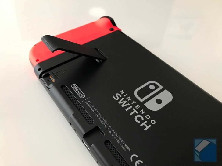 従来のSwitchでは、本体背面のスタンドは細めでやや不安定