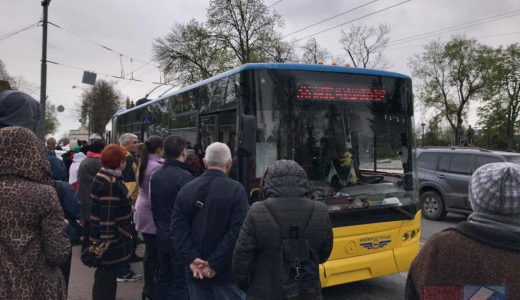 ウクライナ・キーウ（キエフ）での路線バス乗車は、自ら申告してチケット購入→自分で改札する性善説システム。片道12円！