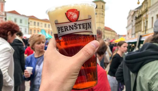 チェコ・リトミシュルのフードフェスにて、ビールと食を楽しむ。フック付きビールカップが画期的で便利すぎた…！