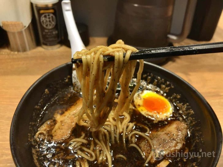 五行の焦がし味噌ラーメン麺