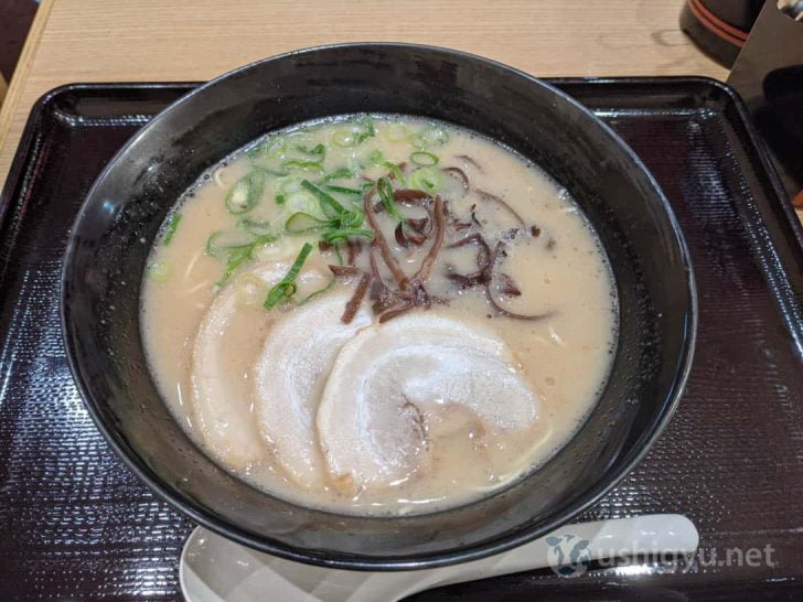 ラーメンの具はチャーシュー、キクラゲ、ネギ