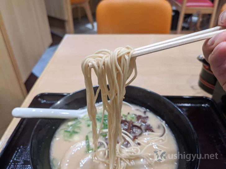 麺は加水率低めで、固麺であれば小麦のポキポキ感を感じられる