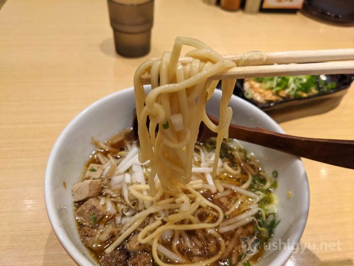 麺はおそらく黄雲と同じ中太麺