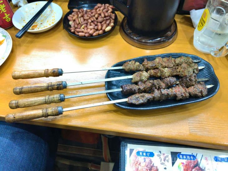 新疆風ラム肉の串焼きと羊ハツの串焼き