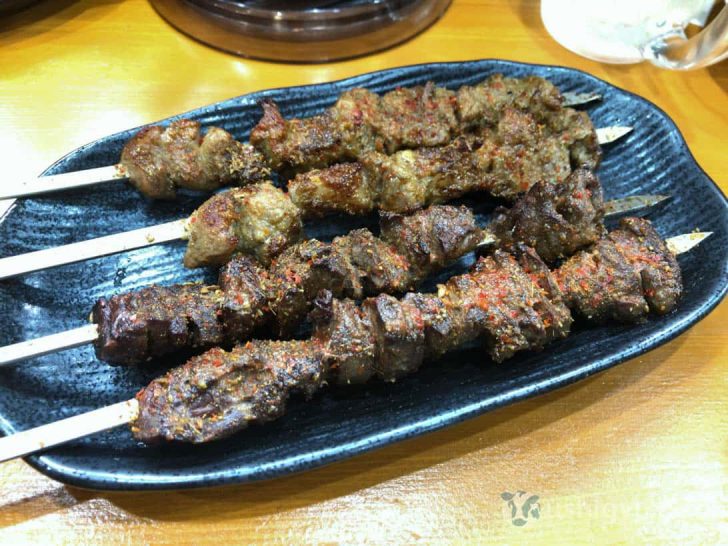 新疆風ラム肉の串焼きと羊ハツの串焼き2