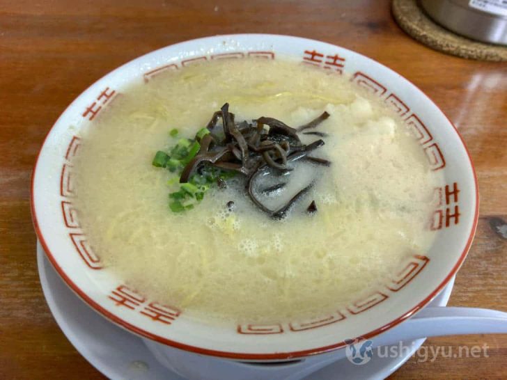 元気一杯のラーメンを横から