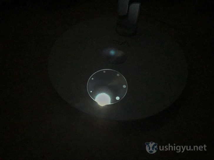 気になる電気スタンドのLED光 電気を消すと目立つ