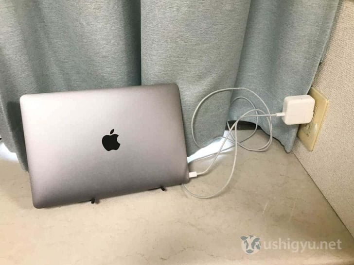 MacBook純正ケーブルはコンセントが近いと邪魔