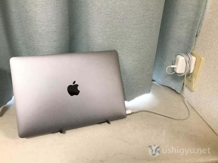 MacBook純正ケーブルを巻いてまとめたところ