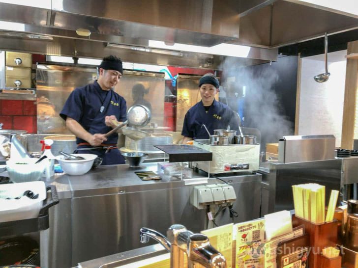 博多一幸舎総本店：雰囲気のよい店員さんたち