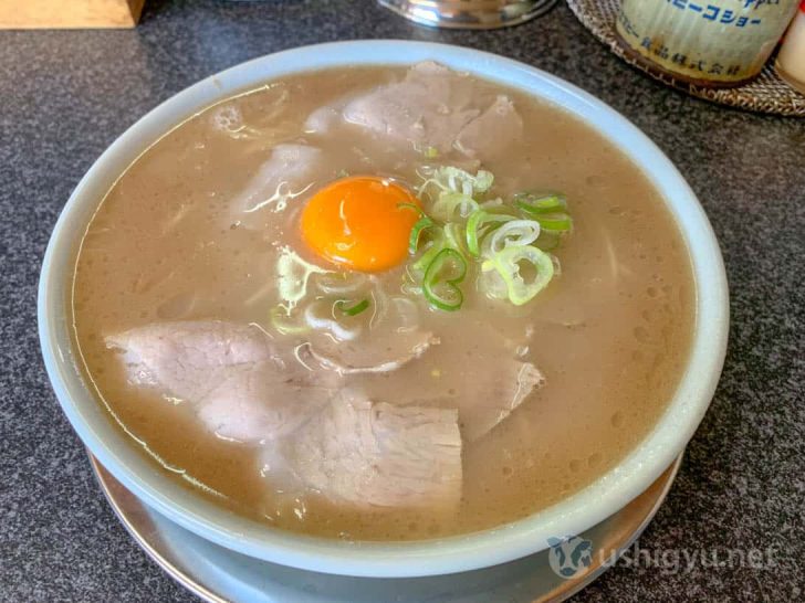 いちげんの玉子入り豚骨ラーメンを斜めからのアングルで