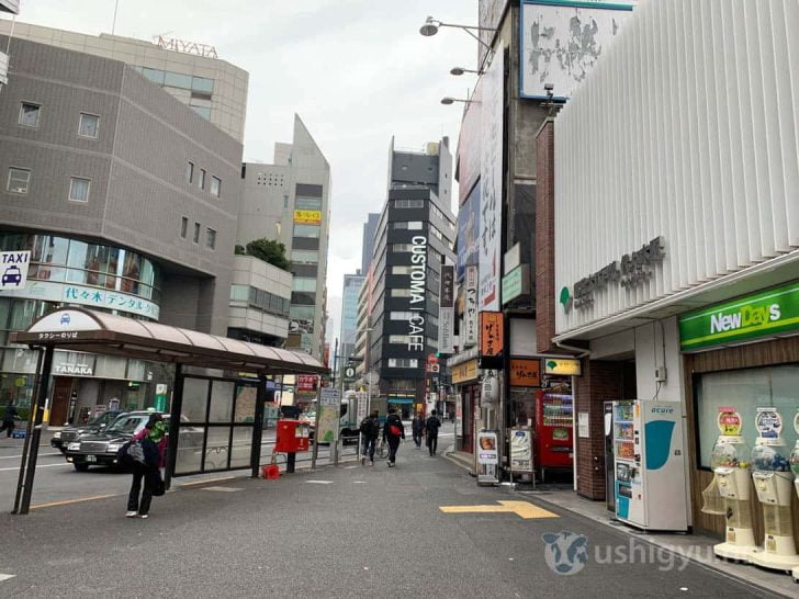 カスタマカフェ代々木店は、西口を出てすぐ