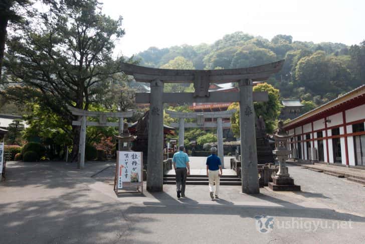 石でできた鳥居をくぐり、奥へ