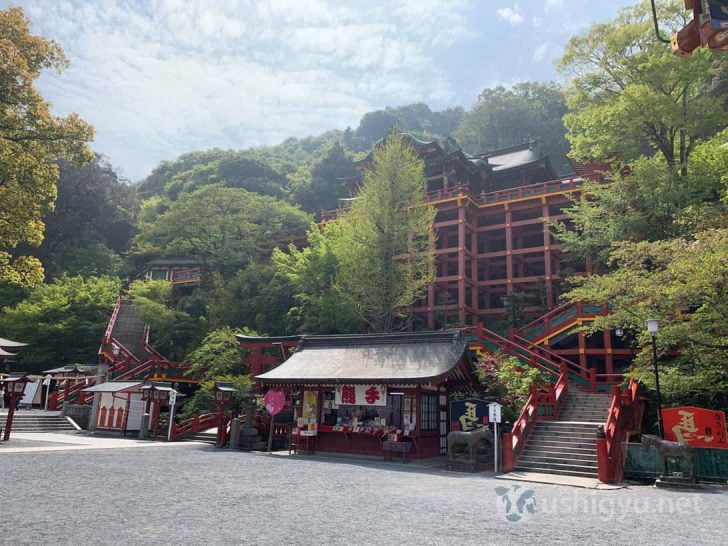 木材が組んであって本殿は高いところにあるタイプの神社