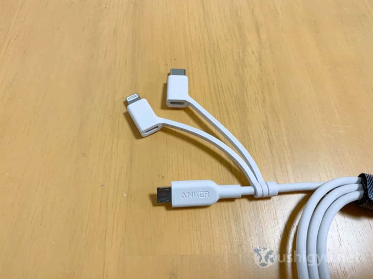 micro USBのケーブルに、Lightning、USB-Cの変換アダプタが付属している