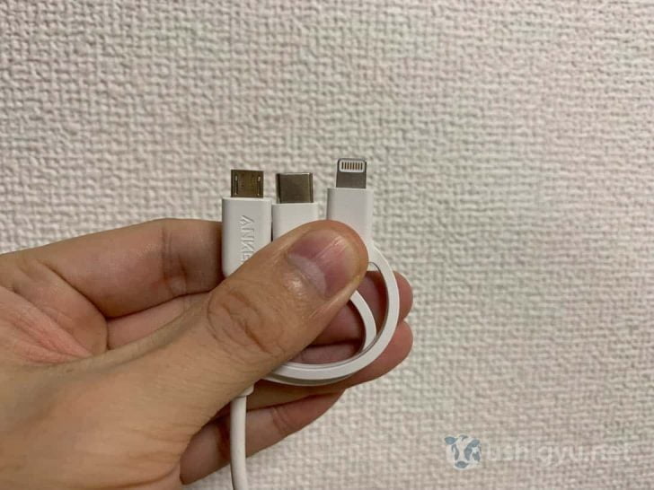 使っていない変換アダプタはぴろぴろと浮いた状態になるのであまりスマートとは言えませんが、利便性はかなり高い