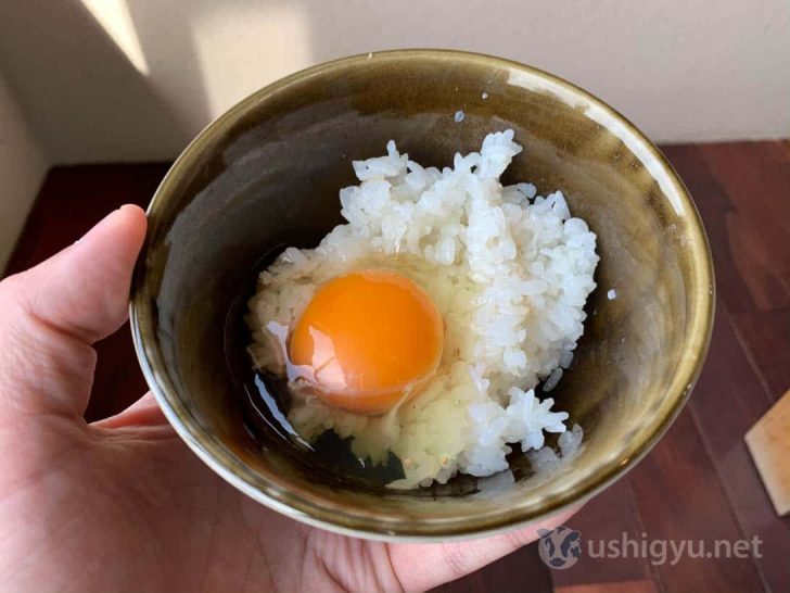 蟹御殿特製のたまごかけ醤油でいただく、卵かけご飯