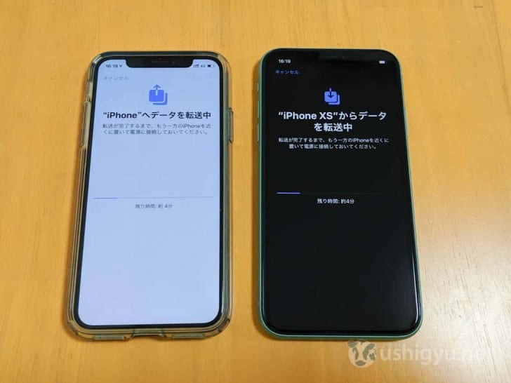 新旧iPhoneを並べてしばらく転送を待つ