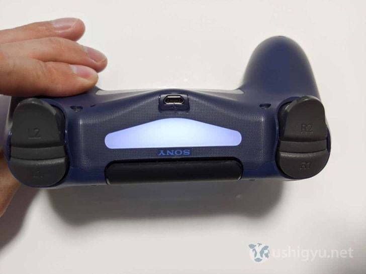 DUALSHOCK 4の背面のライトが白く点滅を始める