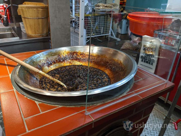 大きな鍋に、黒糖漬けになったタピオカがスタンバイ