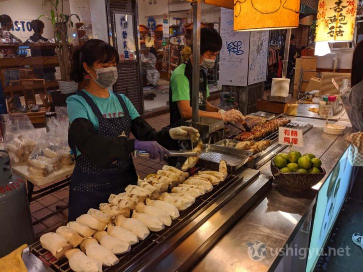 2人の店員さんが手際よくエリンギ焼きを作る