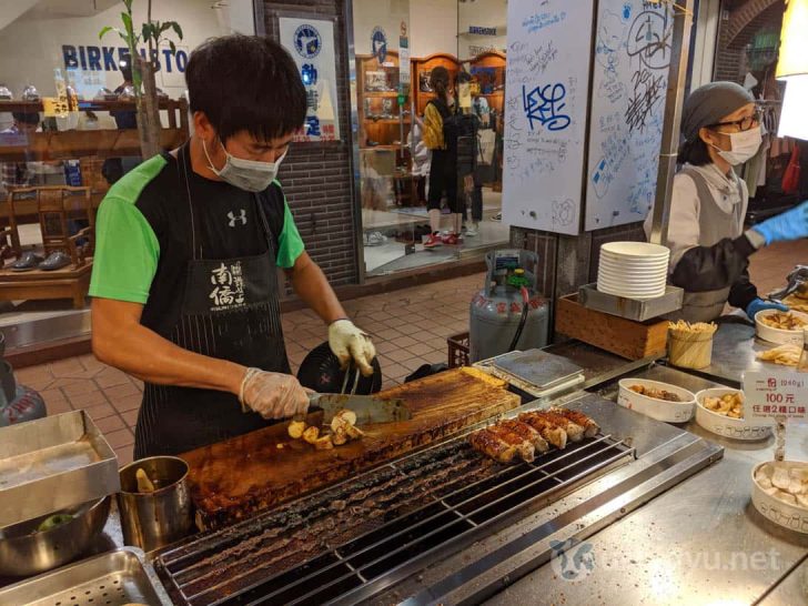 切れ味のよい包丁でサクサクとカットしていく様子はなかなか小気味よい