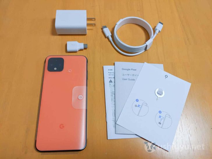 Pixel 4本体のほか、USB-Cケーブル、電源アダプタ、USBからUSB-Cに変換するアダプタ、ユーザーガイドと保証書、SIMピンが入っている