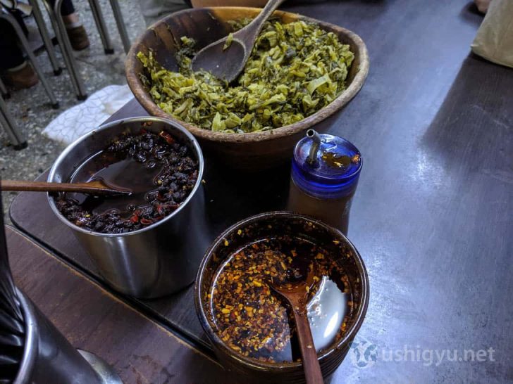 卓上の高菜っぽいものを入れて混ぜて食べるのが現地流