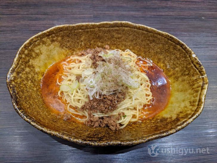 味のある器に盛られた、くにまつの汁なし担々麺