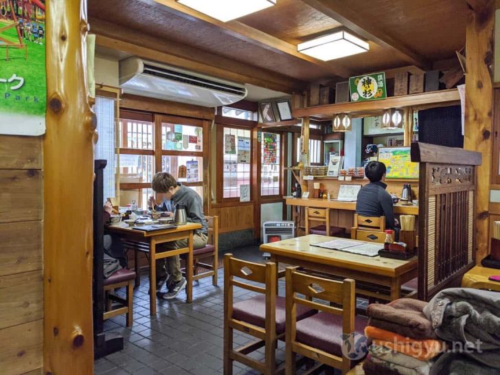 やっとのことで店内へ。改装したのか、木造ながら比較的新しい感じ