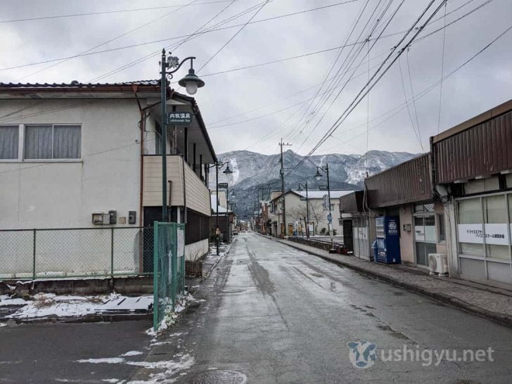 たまに飲食店や土産物店がある程度で、とても静かな温泉街