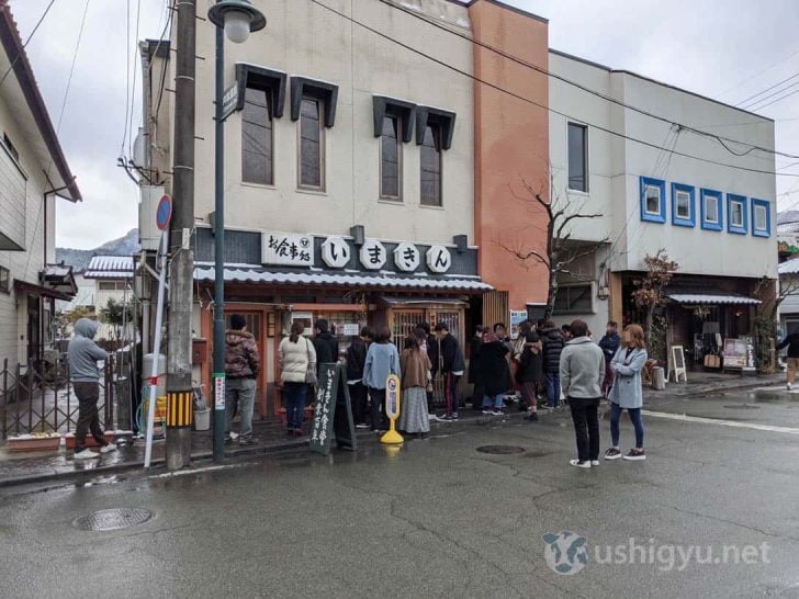 お昼時の12:30頃とはいえこの冬一番寒く雪も積もっているような状況、しかも平日なのに20組もの待ち