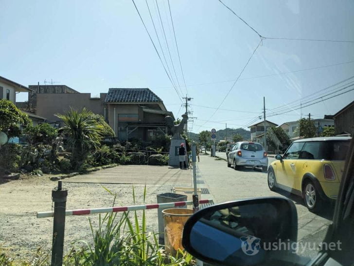 祝日なこともあってか駐車場に順番待ちが発生している状態