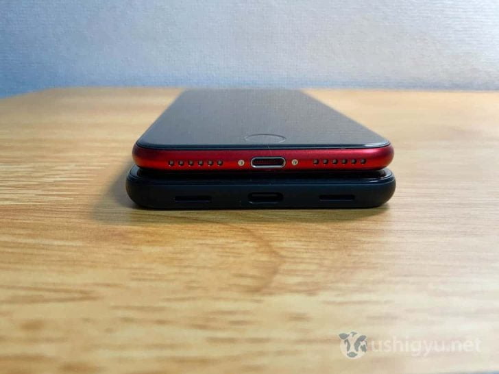 iPhone SEはLightning接続、Pixel 4aはUSB-C接続