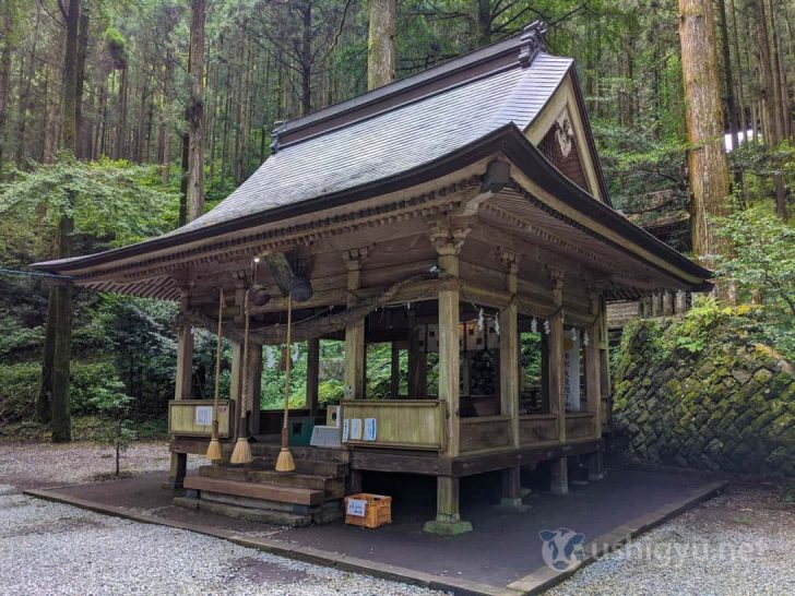 人はおらず、何の変哲もないおみくじがある程度のシンプルな建屋