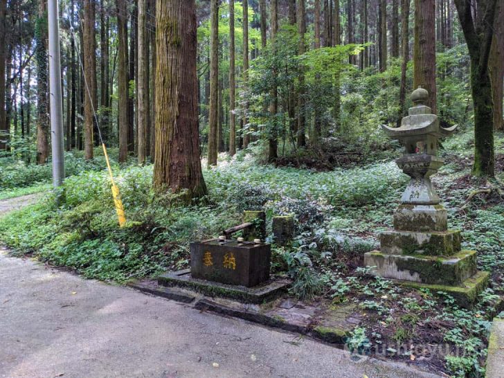 参道途中の左手には手水場