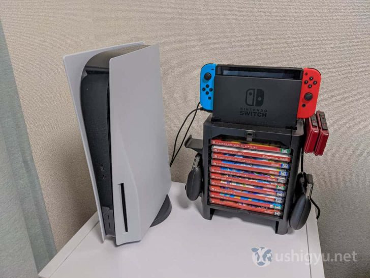 並べてみると、Switchを載せているタワー型の収納を含めてもPS5の方がぜんぜん大きい