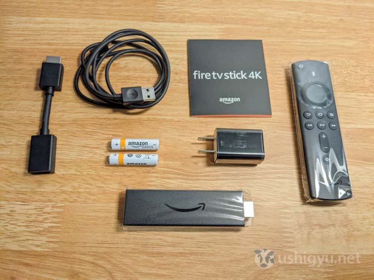 中身はFire TV Stick 4K本体とAlexa対応音声認識リモコン（第2世代）のほか、HDMI拡張ケーブル、microUSB電源ケーブル、電源アダプタ、リモコン用の単4電池2本、簡単な説明書