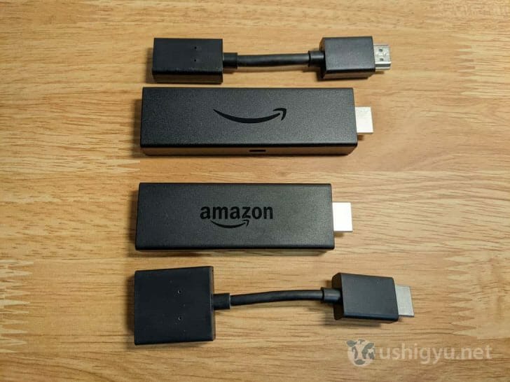 次に本体の比較。上がFire TV Stick 4K、下がFire TV Stick（第2世代）。前者の方が一回り大きく、やや重い