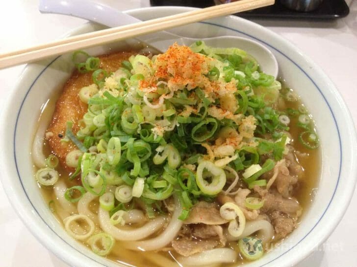 うどんにネギを盛り盛りにして食べるのが私の流儀