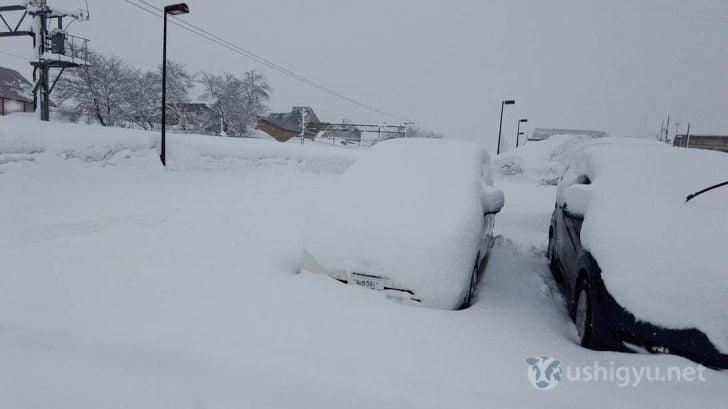 一晩大石田駅に置いていた車に大量の雪が