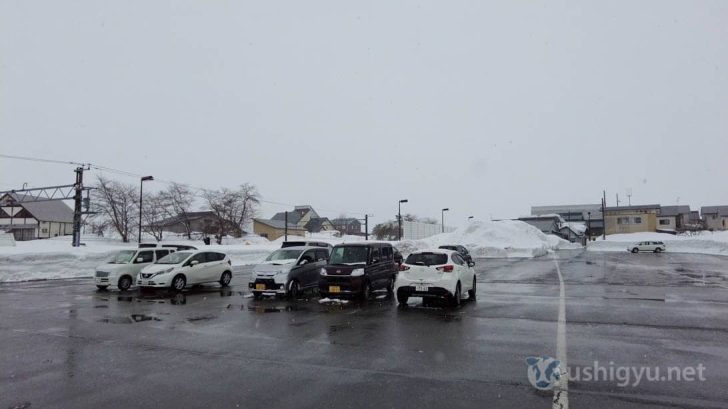 到着したときはこの通り駐車場には雪がない状態だったのに、20時間ほどでこの有様