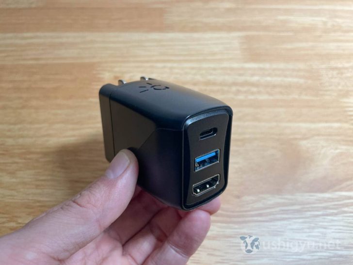 GENKI Dock本体は、少し分厚いアダプタ。前面の上からUSB-C、USB-A、HDMIポート