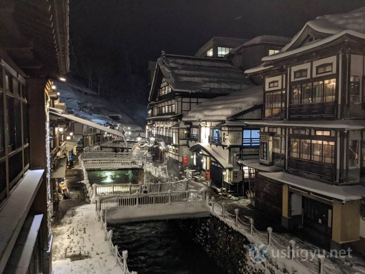 川側の部屋からは、銀山温泉の様子が一望できる