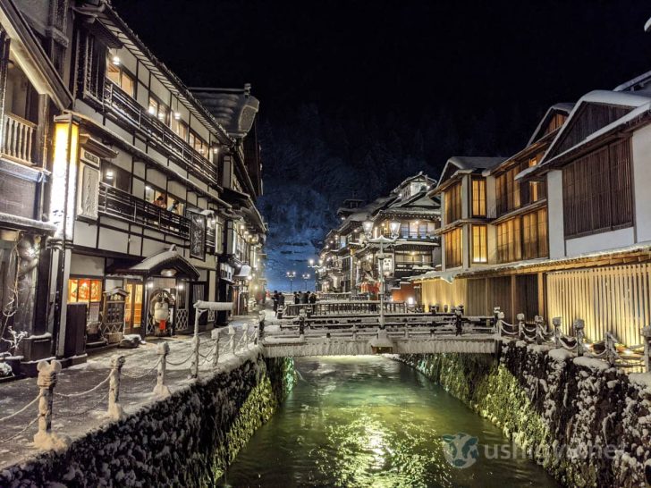 橋からの銀山温泉の眺め