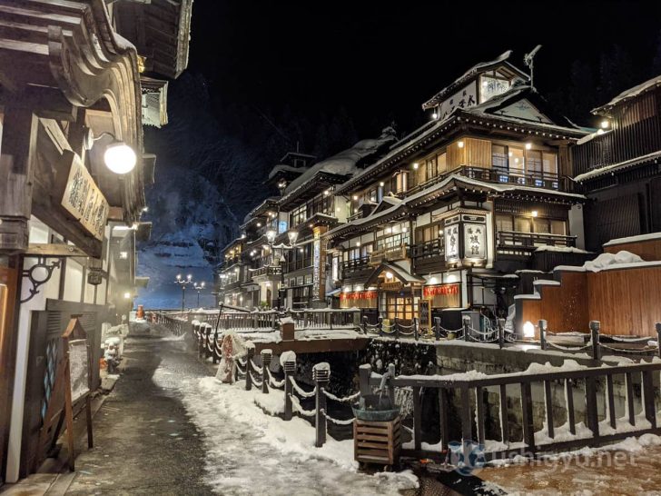 最も写真映えするのは、能登屋旅館と永澤平八を見渡すアングル