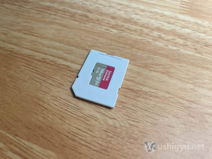 トレイに、手持ちのmicro SDカードを入れてみました。さすがにピッタリ